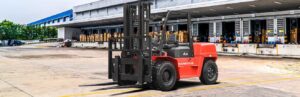 A Series 5.0 - 7.0t Internal Combustion Counterbalance Forklift in front of warehouse