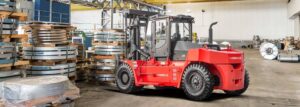 A Series 14-18t Internal Combustion Forklift Truck- in the warehouse, loading items